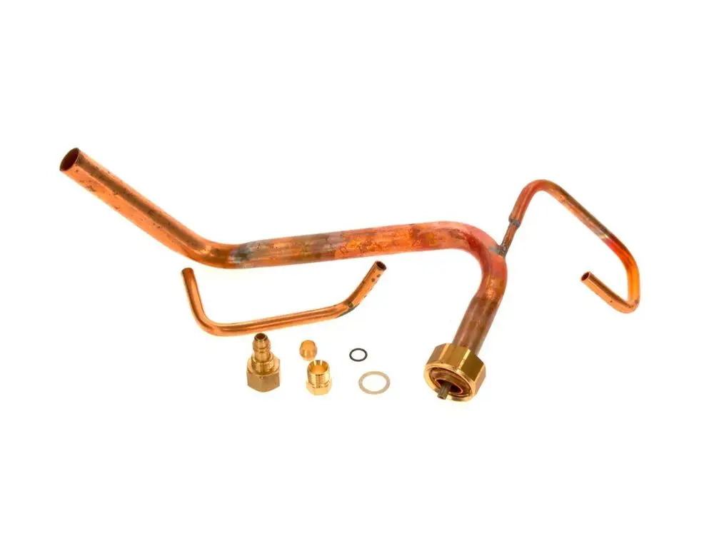 Kupferleitungen und Zubehörteile von Bosch, einschließlich gebogener Rohre und Fittings, angeordnet auf hellem Hintergrund.